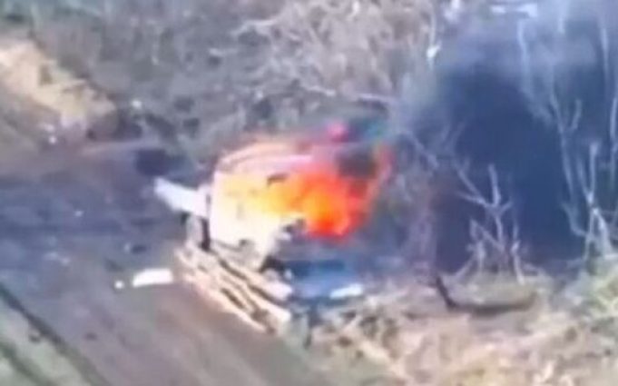 Ворожий автомобіль горить після атаки дрона “Дикі Шершні”. ВIДЕО Ворожий-автомобіль-горить-після-атаки-дрона-“Дикі-Шершні”.-ВiДЕО