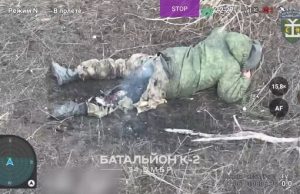 У пораненого окупанта димить нижче спини. ВIДЕО 18+ У-пораненого-окупанта-димить-нижче-спини.-ВiДЕО-18+