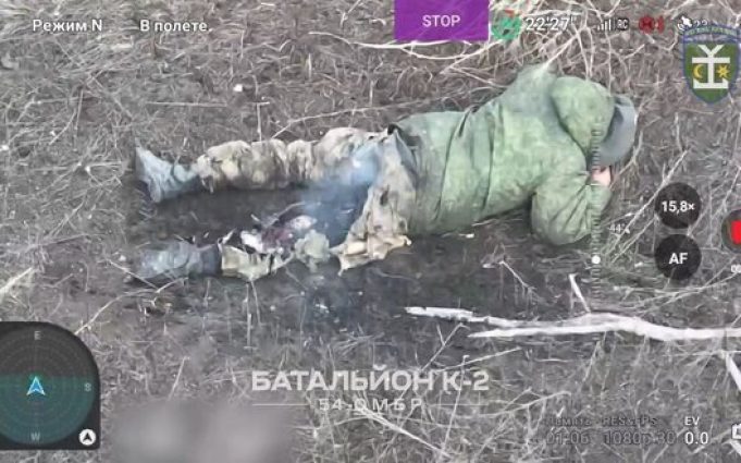 У пораненого окупанта димить нижче спини. ВIДЕО 18+ У-пораненого-окупанта-димить-нижче-спини.-ВiДЕО-18+