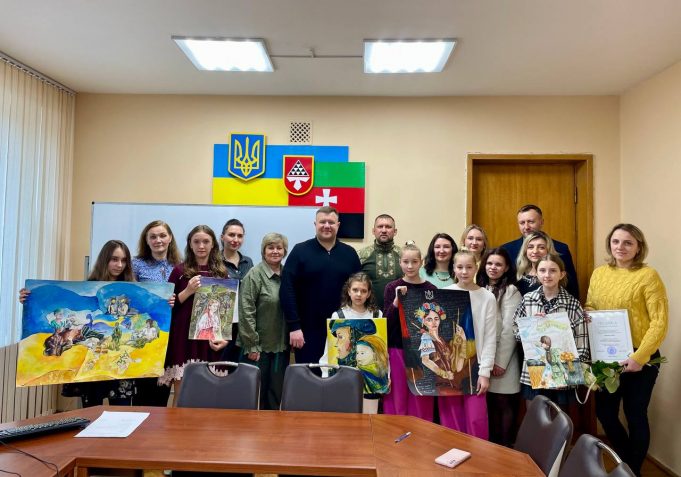 Міський голова вручив відзнаки переможниці та кращим учасникам конкурсу малюнків Міський-голова-вручив-відзнаки-переможниці-та-кращим-учасникам-конкурсу-малюнків