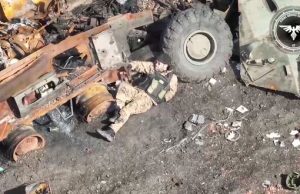 Окупант марно прикидається мертвим, щоб уникнути удару українського дрона. ВIДЕО 18+ Окупант-марно-прикидається-мертвим,-щоб-уникнути-удару-українського-дрона.-ВiДЕО-18+