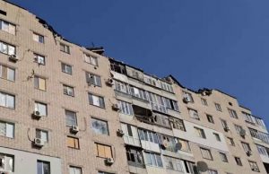Росіяни вдарили по багатоповерхівці в центрі Херсону. ВIДЕО Росіяни-вдарили-по-багатоповерхівці-в-центрі-Херсону.-ВiДЕО