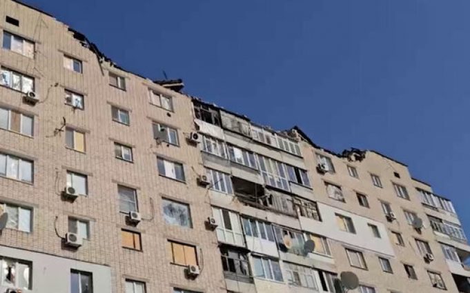Росіяни вдарили по багатоповерхівці в центрі Херсону. ВIДЕО Росіяни-вдарили-по-багатоповерхівці-в-центрі-Херсону.-ВiДЕО
