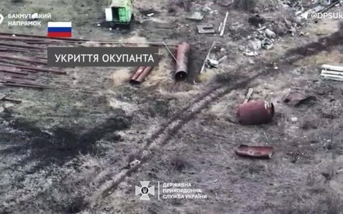 Дрон-камікадзе летить у трубу, де заховався російський загарбник. ВIДЕО Дрон-камікадзе-летить-у-трубу,-де-заховався-російський-загарбник.-ВiДЕО