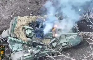 Воїни 92 ОШБр відбили ворожий штурм та знищили російські БТР та новітні танки Т-90М. ВIДЕО Воїни-92-ОШБр-відбили-ворожий-штурм-та-знищили-російські-БТР-та-новітні-танки-Т-90М.-ВiДЕО