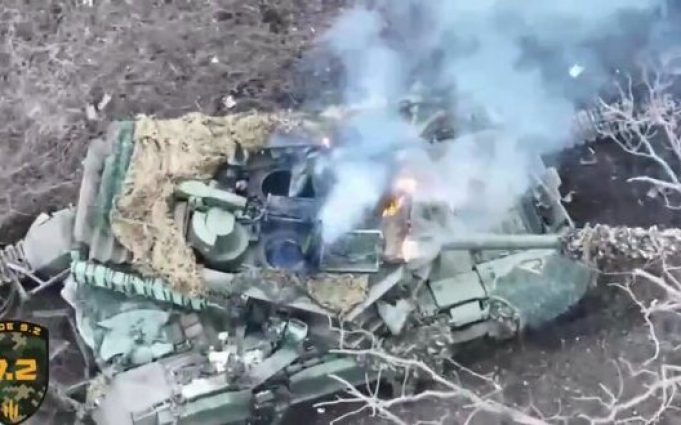 Воїни 92 ОШБр відбили ворожий штурм та знищили російські БТР та новітні танки Т-90М. ВIДЕО Воїни-92-ОШБр-відбили-ворожий-штурм-та-знищили-російські-БТР-та-новітні-танки-Т-90М.-ВiДЕО