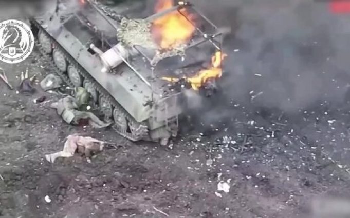 Тіла окупантів валяються біля російського бронетранспортера на Авдіївському напрямку. ВIДЕО Тіла-окупантів-валяються-біля-російського-бронетранспортера-на-Авдіївському-напрямку.-ВiДЕО