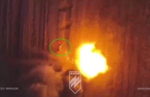 Тіло окупанта злітає високо угору під час вибуху. ВIДЕО Тіло-окупанта-злітає-високо-угору-під-час-вибуху.-ВiДЕО