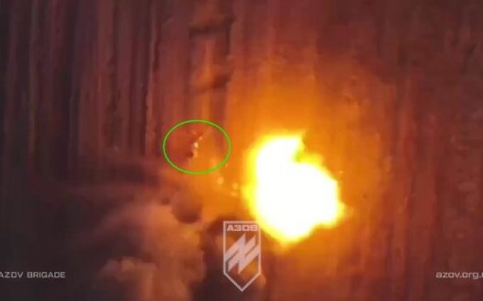 Тіло окупанта злітає високо угору під час вибуху. ВIДЕО Тіло-окупанта-злітає-високо-угору-під-час-вибуху.-ВiДЕО