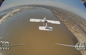 Дрон-камікадзе атакує ворожий ударний безпілотник у небі над Дніпром. ВIДЕО Дрон-камікадзе-атакує-ворожий-ударний-безпілотник-у-небі-над-Дніпром.-ВiДЕО