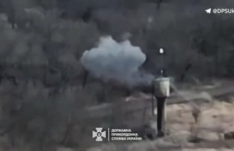 Прикордонники знищили ворожий “Урал” та антену зв’язку окупантів на Харківському напрямку. ВIДЕО Прикордонники-знищили-ворожий-“Урал”-та-антену-зв’язку-окупантів-на-Харківському-напрямку.-ВiДЕО