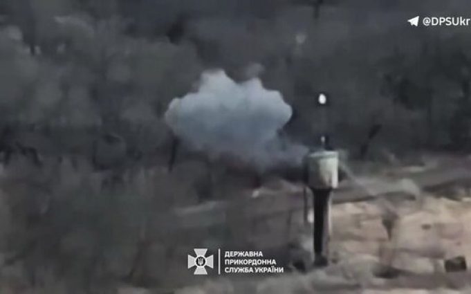Прикордонники знищили ворожий “Урал” та антену зв’язку окупантів на Харківському напрямку. ВIДЕО Прикордонники-знищили-ворожий-“Урал”-та-антену-зв’язку-окупантів-на-Харківському-напрямку.-ВiДЕО
