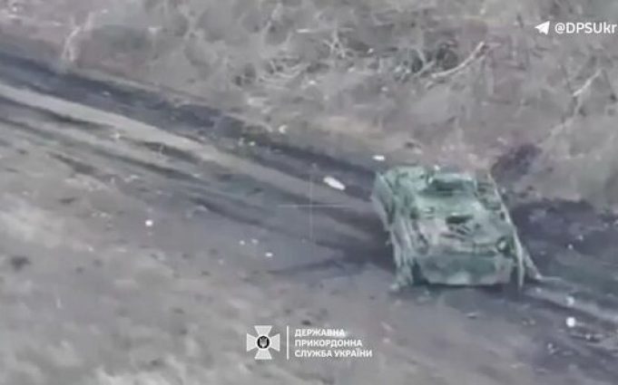Прикордонники знищили БТР-82А і три укриття окупантів на Бахмутському напрямку. ВIДЕО Прикордонники-знищили-БТР-82А-і-три-укриття-окупантів-на-Бахмутському-напрямку.-ВiДЕО