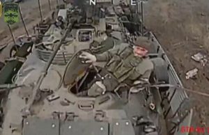 Дрон-камікадзе влучає у ворожий БТР-82А на Бахмутському напрямку. ВIДЕО Дрон-камікадзе-влучає-у-ворожий-БТР-82А-на-Бахмутському-напрямку.-ВiДЕО