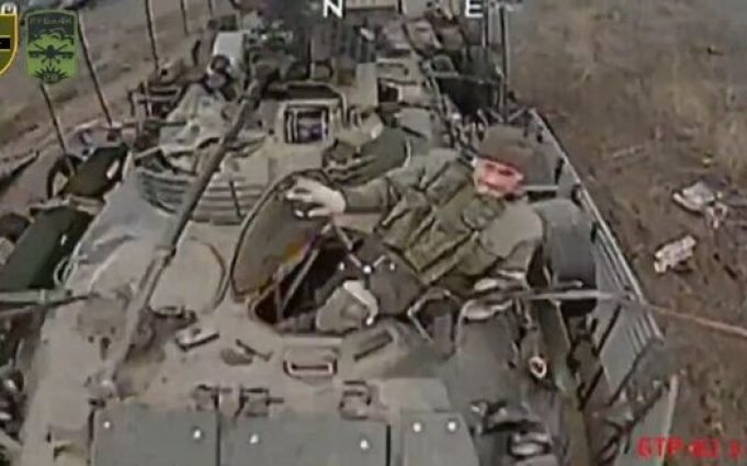 Дрон-камікадзе влучає у ворожий БТР-82А на Бахмутському напрямку. ВIДЕО Дрон-камікадзе-влучає-у-ворожий-БТР-82А-на-Бахмутському-напрямку.-ВiДЕО