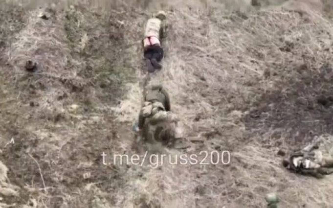 Окупант на полі бою двічі хреститься, а потім повзе за своїм голозадим поплічником. ВIДЕО Окупант-на-полі-бою-двічі-хреститься,-а-потім-повзе-за-своїм-голозадим-поплічником.-ВiДЕО