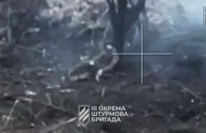 Дрон-камікадзе ліквідував російського солдата, який марно прикидався мертвим. ВIДЕО Дрон-камікадзе-ліквідував-російського-солдата,-який-марно-прикидався-мертвим.-ВiДЕО