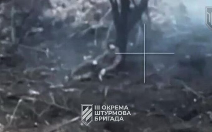 Дрон-камікадзе ліквідував російського солдата, який марно прикидався мертвим. ВIДЕО Дрон-камікадзе-ліквідував-російського-солдата,-який-марно-прикидався-мертвим.-ВiДЕО