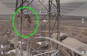 Росіянин висить на вежі зв’язку після атаки українського дрона-камікадзе. ВIДЕО Росіянин-висить-на-вежі-зв’язку-після-атаки-українського-дрона-камікадзе.-ВiДЕО