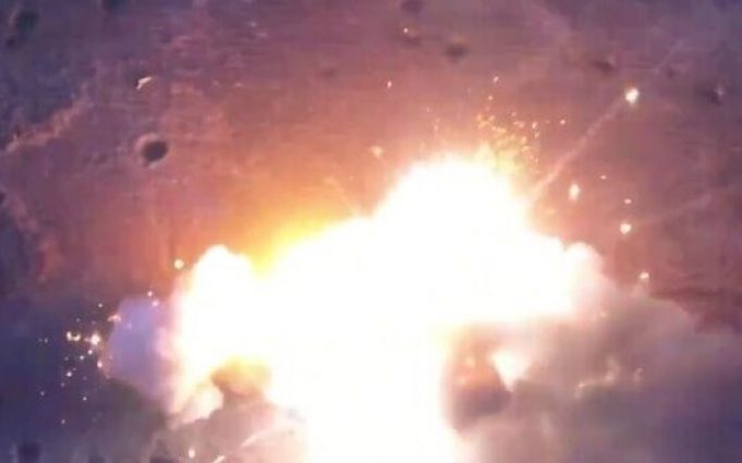 Дві російські бронемашини горять на полі бою. ВIДЕО Дві-російські-бронемашини-горять-на-полі-бою.-ВiДЕО