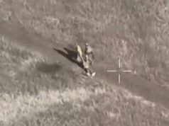 Два окупанти волочать свого “трьохсотого”, а потім кидають його помирати на дорозі. ВIДЕО Два-окупанти-волочать-свого-“трьохсотого”,-а-потім-кидають-його-помирати-на-дорозі.-ВiДЕО