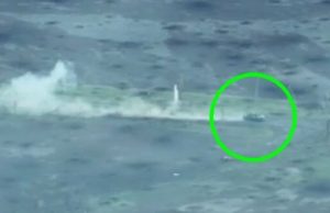 FPV-дрон “Дикий шершень” знищує ворожу БПМ, яка рухається на високій швидкості. ВIДЕО fpv-дрон-“Дикий-шершень”-знищує-ворожу-БПМ,-яка-рухається-на-високій-швидкості.-ВiДЕО