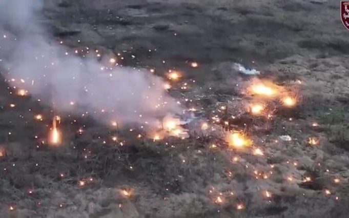 Бійці 80 ОДШБр нищать польовий склад БК окупантів разом із російським сапером поблизу. ВIДЕО Бійці-80-ОДШБр-нищать-польовий-склад-БК-окупантів-разом-із-російським-сапером-поблизу.-ВiДЕО