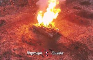 Знищення російського танка Т-90М “Прорив” точним скидом гранати у відкритий люк. ВIДЕО Знищення-російського-танка-Т-90М-“Прорив”-точним-скидом-гранати-у-відкритий-люк.-ВiДЕО
