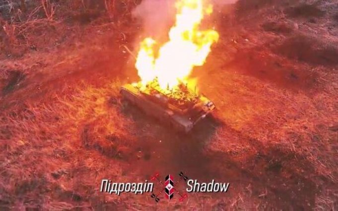 Знищення російського танка Т-90М “Прорив” точним скидом гранати у відкритий люк. ВIДЕО Знищення-російського-танка-Т-90М-“Прорив”-точним-скидом-гранати-у-відкритий-люк.-ВiДЕО