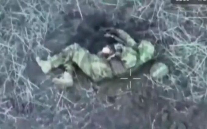 Окупанту відірвало руку і він самоліквідувався, вставивши дуло автомата до рота. ВIДЕО Окупанту-відірвало-руку-і-він-самоліквідувався,-вставивши-дуло-автомата-до-рота.-ВiДЕО