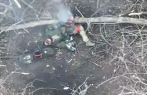 Дрон-камікадзе ліквідував російського солдата, який марно прикидався мертвим. ВIДЕО Дрон-камікадзе-ліквідував-російського-солдата,-який-марно-прикидався-мертвим.-ВiДЕО