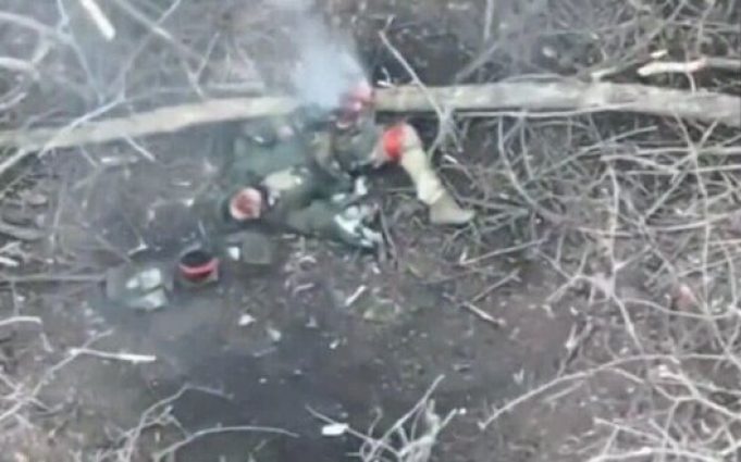 Дрон-камікадзе ліквідував російського солдата, який марно прикидався мертвим. ВIДЕО Дрон-камікадзе-ліквідував-російського-солдата,-який-марно-прикидався-мертвим.-ВiДЕО