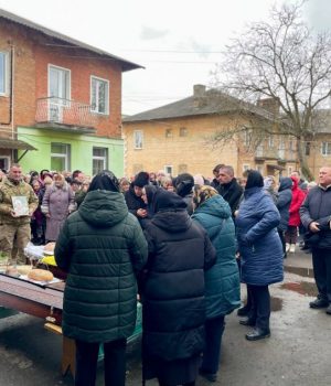 Сьогодні, 20 березня, Нововолинська громада зустріла загиблого Захисника Валентина Короля. Коридором пошани провели Героя в двір рідного будинку в селищі Благодатне.