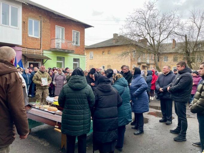 У Благодатному відбулося прощання з Героєм Валентином Королем Сьогодні, 20 березня, Нововолинська громада зустріла загиблого Захисника Валентина Короля. Коридором пошани провели Героя в двір рідного будинку в селищі Благодатне.