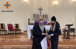 З метою попередження пожеж та інших надзвичайних подій під час богослужінь рятувальники проводять профілактичні бесіди