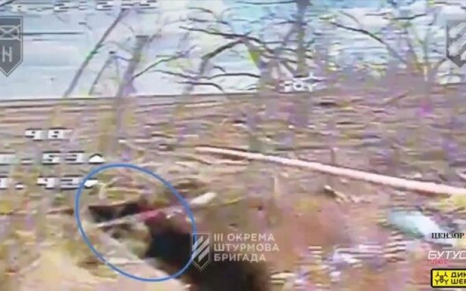 Воїни 3 ОШБр дроном-камікадзе “Дикі Шершні” атакували бліндаж окупантів. ВIДЕО Воїни-3-ОШБр-дроном-камікадзе-“Дикі-Шершні”-атакували-бліндаж-окупантів.-ВiДЕО