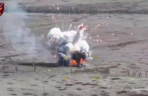 Шматки ворожої БМП-3 летять у повітрі після удару дрона-камікадзе. ВIДЕО Шматки-ворожої-БМП-3-летять-у-повітрі-після-удару-дрона-камікадзе.-ВiДЕО