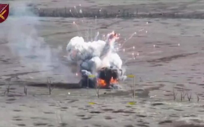Шматки ворожої БМП-3 летять у повітрі після удару дрона-камікадзе. ВIДЕО Шматки-ворожої-БМП-3-летять-у-повітрі-після-удару-дрона-камікадзе.-ВiДЕО