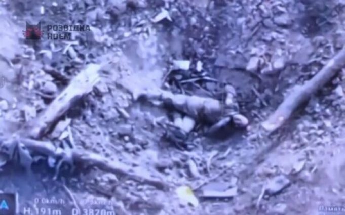 Окупант ріже собі горло тупим ножем, намагаючись покінчити життя самогубством. ВIДЕО 18+ Окупант-ріже-собі-горло-тупим-ножем,-намагаючись-покінчити-життя-самогубством.-ВiДЕО-18+
