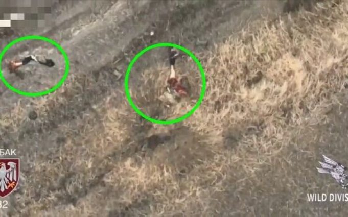 Нога окупанта летить на кілька метрів від тіла після удару українського дрона. ВIДЕО 18+ Нога-окупанта-летить-на-кілька-метрів-від-тіла-після-удару-українського-дрона.-ВiДЕО-18+