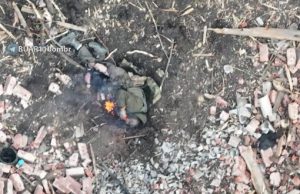 Поранений окупант горить на полі бою. ВIДЕО 18+ Поранений-окупант-горить-на-полі-бою.-ВiДЕО-18+