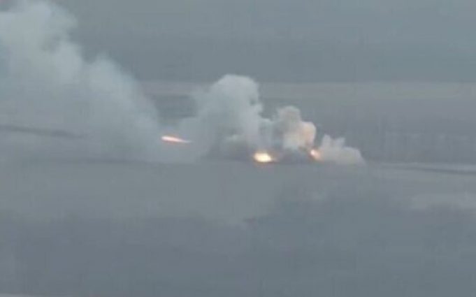 Знищення ворожої ТОС-1А “Солнцепек” за допомогою дронів. ВIДЕО Знищення-ворожої-ТОС-1А-“Солнцепек”-за-допомогою-дронів.-ВiДЕО