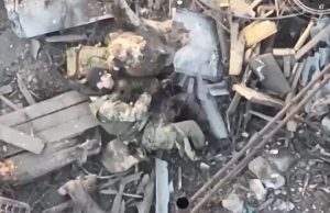 Окупант із відірваною ногою конає біля дерева після атаки українського дрона. ВIДЕО 18+ Окупант-із-відірваною-ногою-конає-біля-дерева-після-атаки-українського-дрона.-ВiДЕО-18+