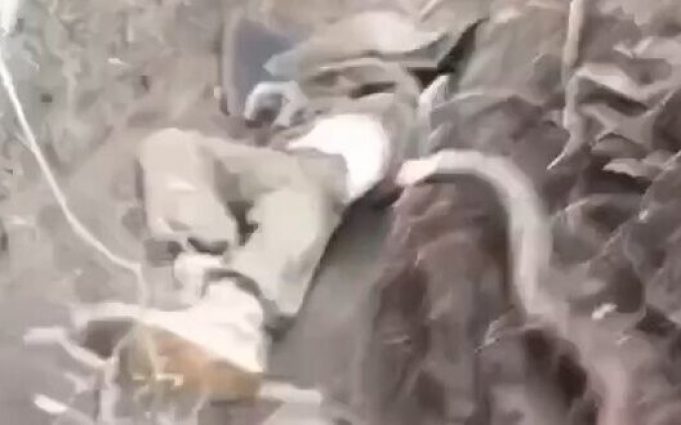 Тіла окупантів валяються в окопі на відвойованій українськими воїнами позиції. ВIДЕО 18+ Тіла-окупантів-валяються-в-окопі-на-відвойованій-українськими-воїнами-позиції.-ВiДЕО-18+