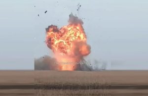 Окупант скаржиться на український дрон-камікадзе, який знищує танк на полі бою: “#бать! Был танк –... Окупант-скаржиться-на-український-дрон-камікадзе,-який-знищує-танк-на-полі-бою:-“#бать!-Был-танк-–.