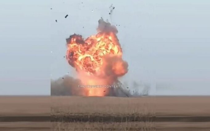 Окупант скаржиться на український дрон-камікадзе, який знищує танк на полі бою: “#бать! Был танк –... Окупант-скаржиться-на-український-дрон-камікадзе,-який-знищує-танк-на-полі-бою:-“#бать!-Был-танк-–.