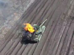 Новий ворожий танк Т-72 зразка 2022 року горить після удару українського дрона. ВIДЕО Новий-ворожий-танк-Т-72-зразка-2022-року-горить-після-удару-українського-дрона.-ВiДЕО