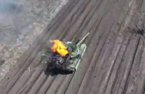 Новий ворожий танк Т-72 зразка 2022 року горить після удару українського дрона. ВIДЕО Новий-ворожий-танк-Т-72-зразка-2022-року-горить-після-удару-українського-дрона.-ВiДЕО