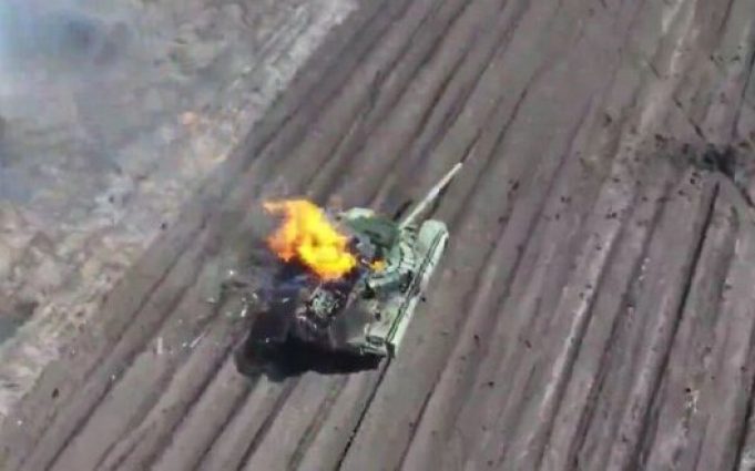 Новий ворожий танк Т-72 зразка 2022 року горить після удару українського дрона. ВIДЕО Новий-ворожий-танк-Т-72-зразка-2022-року-горить-після-удару-українського-дрона.-ВiДЕО