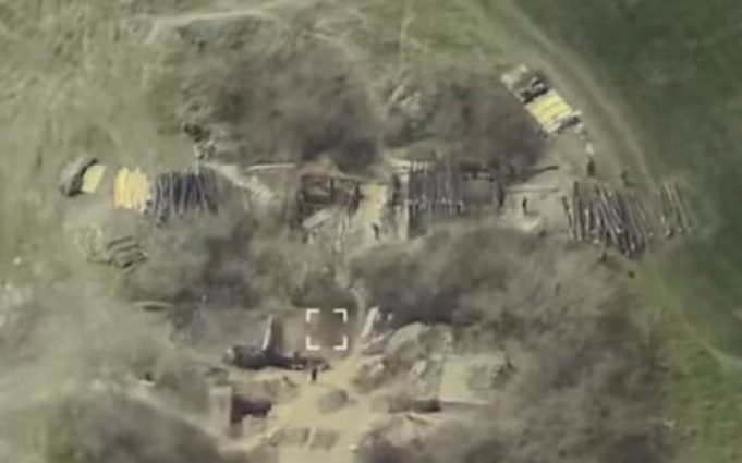 Бійці ССО скоригували удар HIMARS по окупантах, що зводили фортифікаційні споруди. ВIДЕО Бійці-ССО-скоригували-удар-himars-по-окупантах,-що-зводили-фортифікаційні-споруди.-ВiДЕО